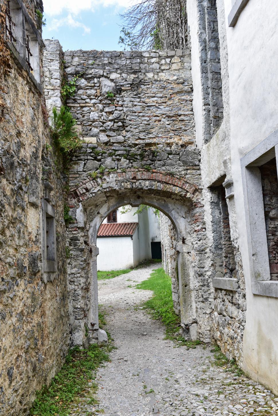 Spectaculoasa lume de sub pământ, la granița dintre Italia și Slovenia: peșteri, sate medievale și un geoparc care unește două țări 1040366