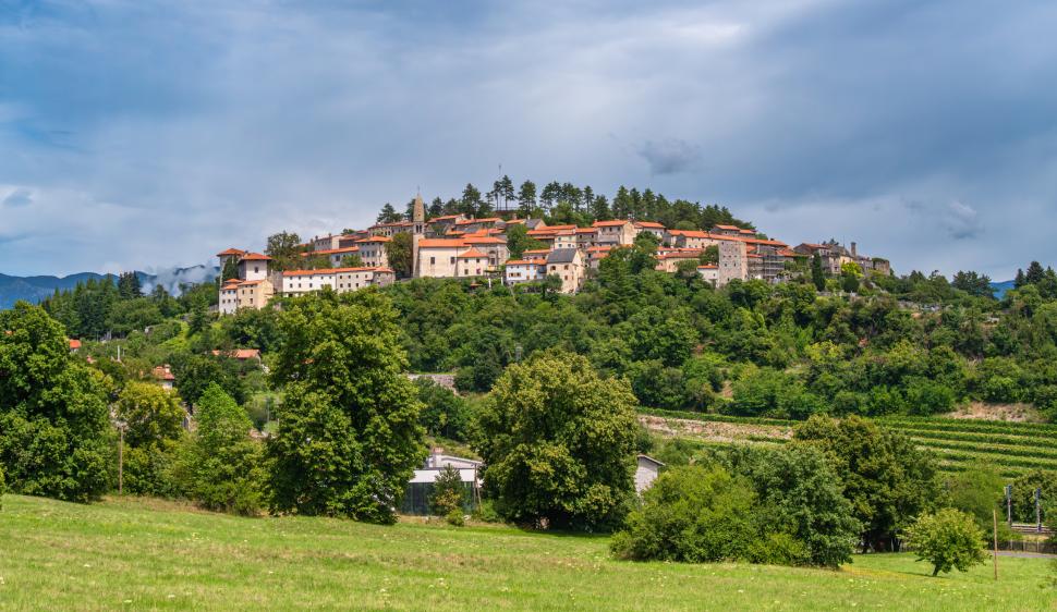 Spectaculoasa lume de sub pământ, la granița dintre Italia și Slovenia: peșteri, sate medievale și un geoparc care unește două țări 1040367