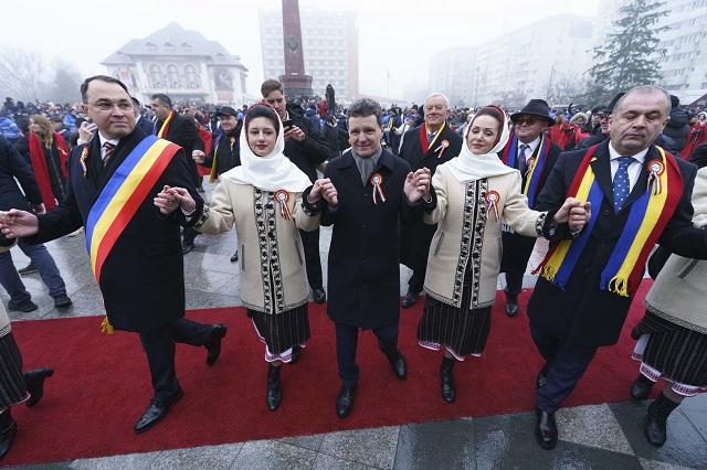 Nicuşor Dan a dansat în Hora Unirii, alături de susţinători, la Focșani 1040760