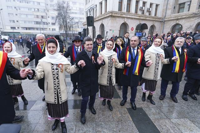 Nicuşor Dan a dansat în Hora Unirii, alături de susţinători, la Focșani 1040761