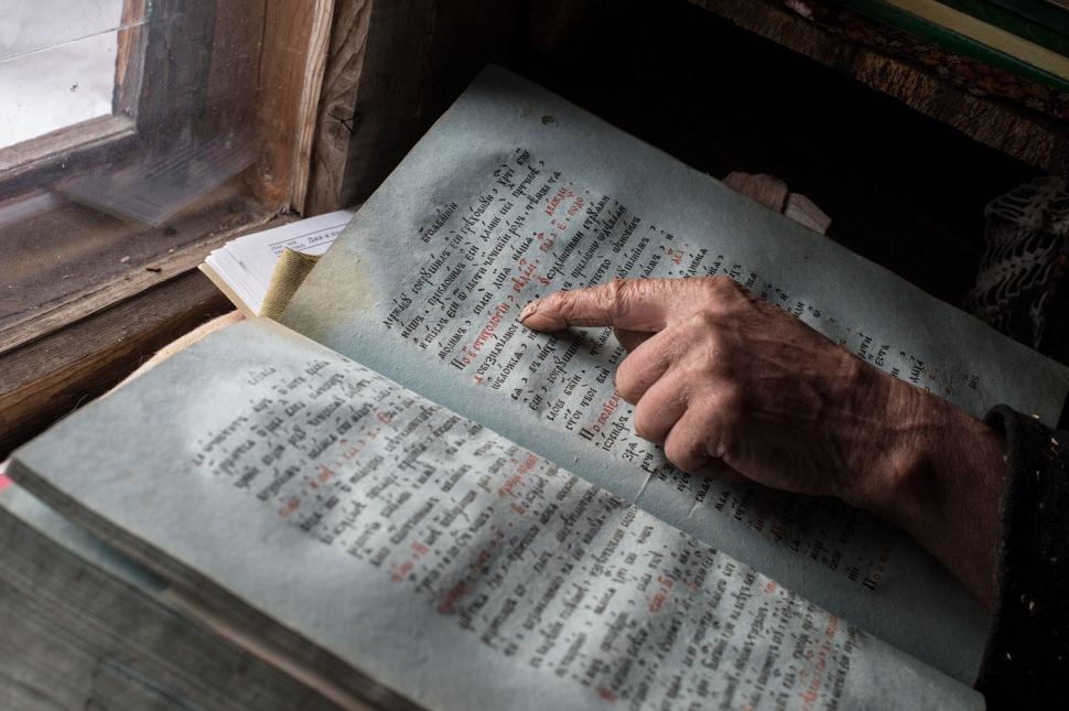 O femeie trăiește singură, de 40 de ani, în sălbăticia siberiană. Însă povestea Agafiei începe mai devreme și este uluitoare 1040202