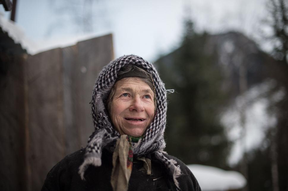 O femeie trăiește singură, de 40 de ani, în sălbăticia siberiană. Însă povestea Agafiei începe mai devreme și este uluitoare 1040203