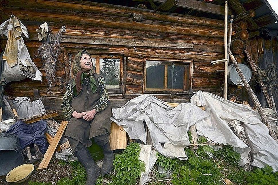 O femeie trăiește singură, de 40 de ani, în sălbăticia siberiană. Însă povestea Agafiei începe mai devreme și este uluitoare 1040206