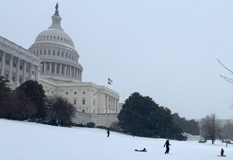 Furtuna de zăpadă paralizează SUA: Peste 10.000 de zboruri anulate și sute de mii de americani au rămas fără curent 1040861