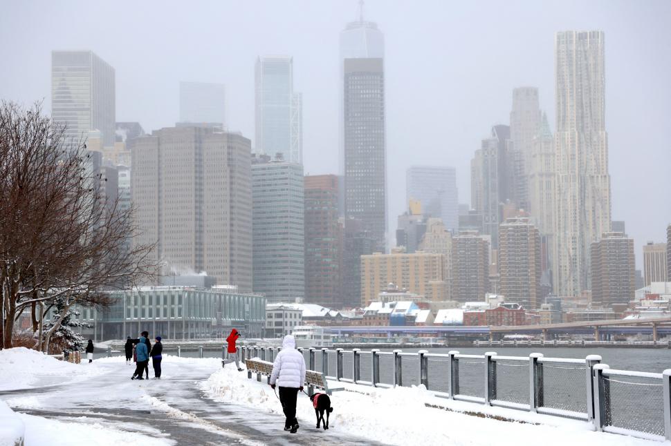 Furtuna de zăpadă paralizează SUA: Peste 10.000 de zboruri anulate și sute de mii de americani au rămas fără curent 1040864