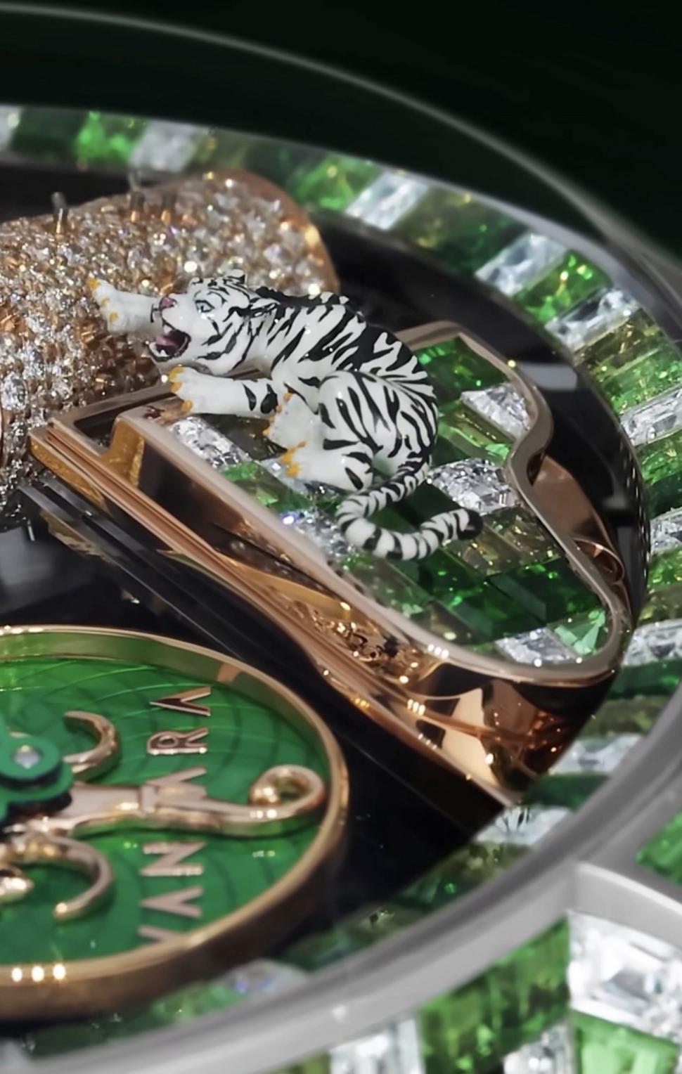 Extravaganță fără limite: Fiul celui mai bogat om din Asia și-a comandat un ceas cu el stând pe un tron de aur în centrul cadranului 1040960