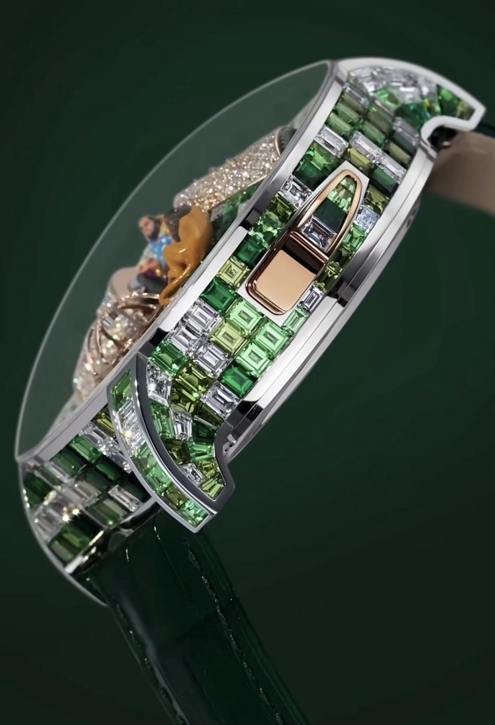 Extravaganță fără limite: Fiul celui mai bogat om din Asia și-a comandat un ceas cu el stând pe un tron de aur în centrul cadranului 1040962