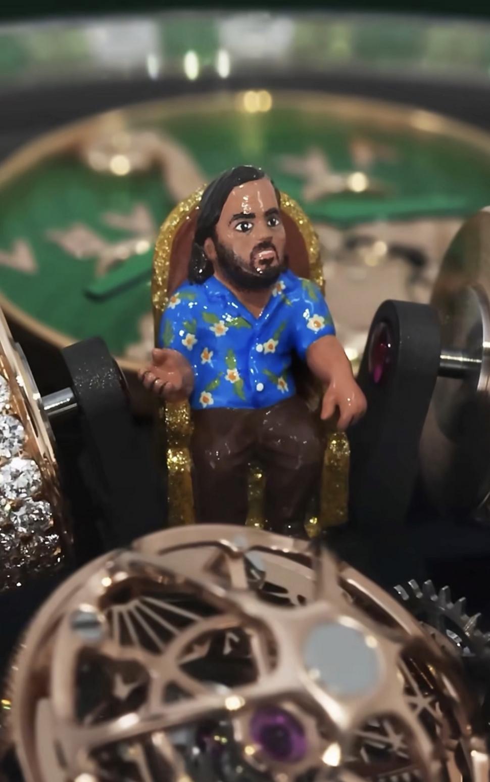 Extravaganță fără limite: Fiul celui mai bogat om din Asia și-a comandat un ceas cu el stând pe un tron de aur în centrul cadranului 1040966