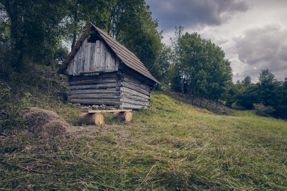 Un sat vrea să fie exclus din Patrimoniul Mondial UNESCO. Oamenii sunt exasperații de turiștii care se uită prin geam în casele lor 1041092