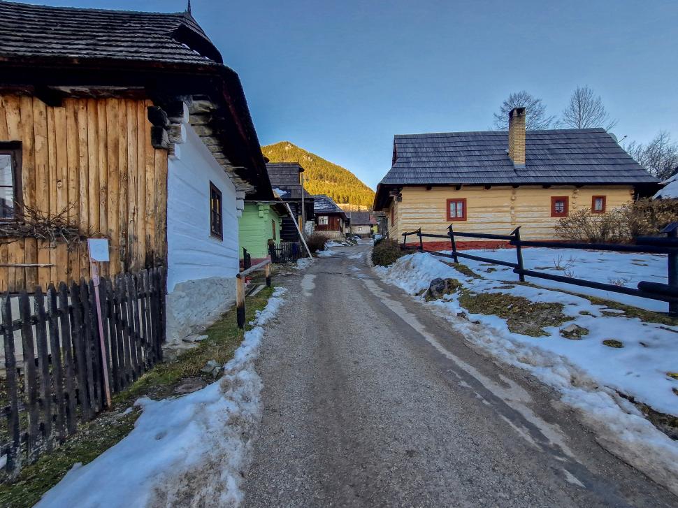 Un sat vrea să fie exclus din Patrimoniul Mondial UNESCO. Oamenii sunt exasperații de turiștii care se uită prin geam în casele lor 1041094