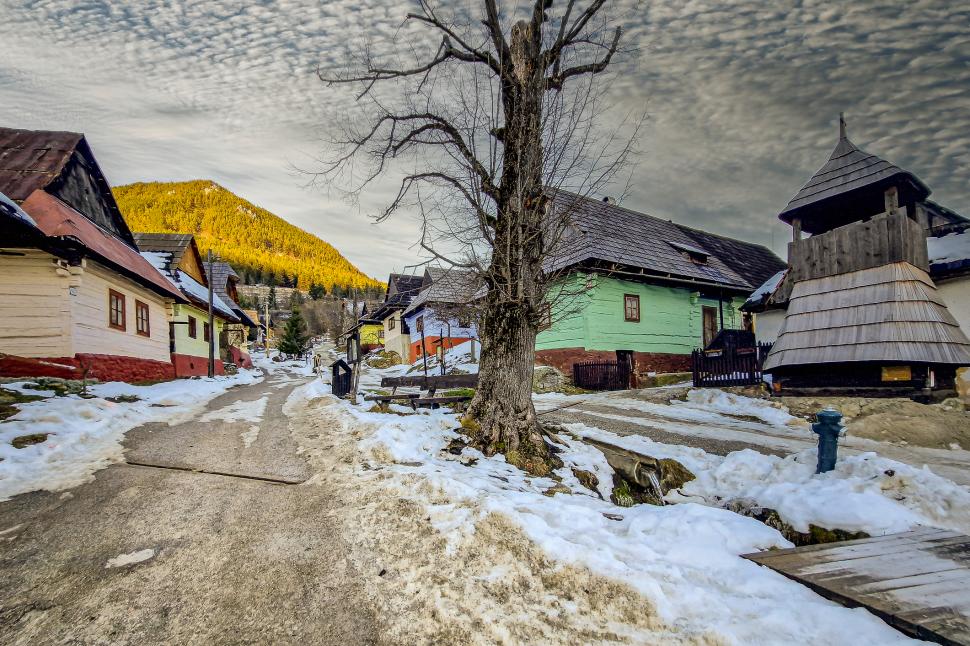 Un sat vrea să fie exclus din Patrimoniul Mondial UNESCO. Oamenii sunt exasperații de turiștii care se uită prin geam în casele lor 1041095