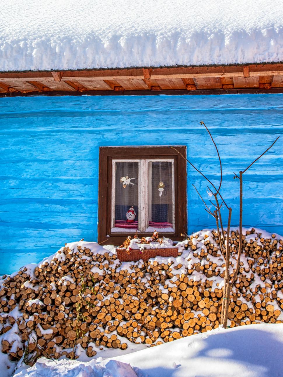 Un sat vrea să fie exclus din Patrimoniul Mondial UNESCO. Oamenii sunt exasperații de turiștii care se uită prin geam în casele lor 1041096