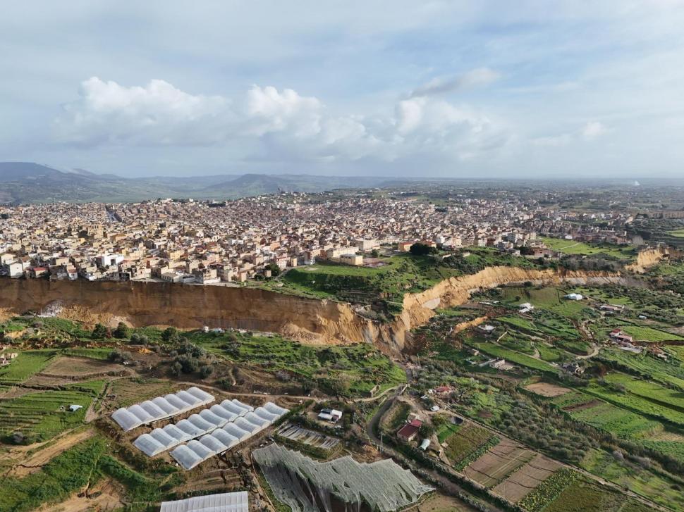 Meloni a ajuns în orașul aflat la propriu pe marginea prăpastiei. Furie în Niscemi, unde alunecările de teren au înghițit un cartier 1041574