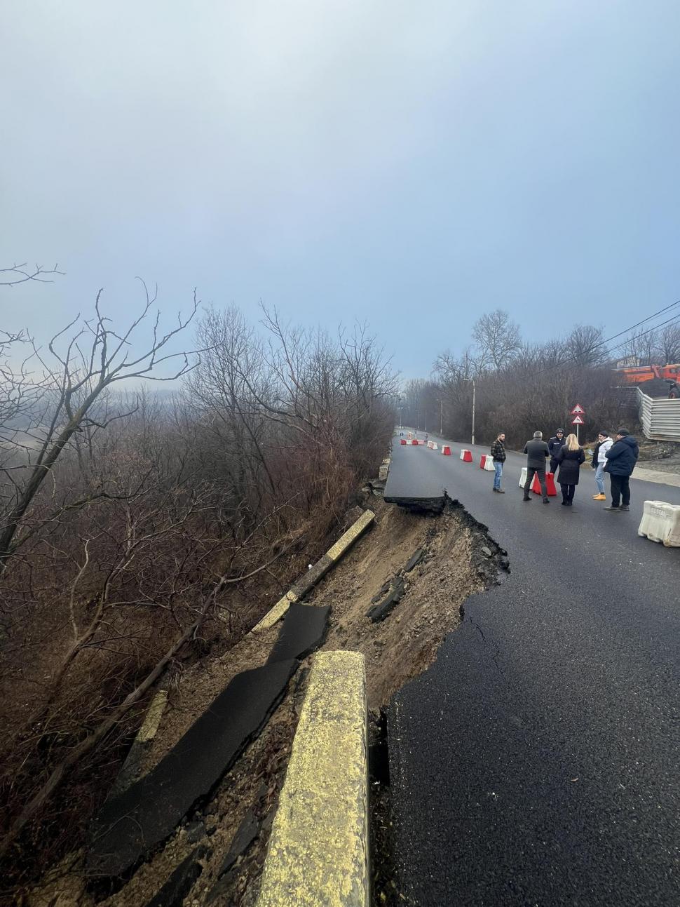 O bandă de circulație a DJ 101R s-a prăbușit la Câmpina: „Drumul este închis în totalitate, pe ambele sensuri de mers” 1041489