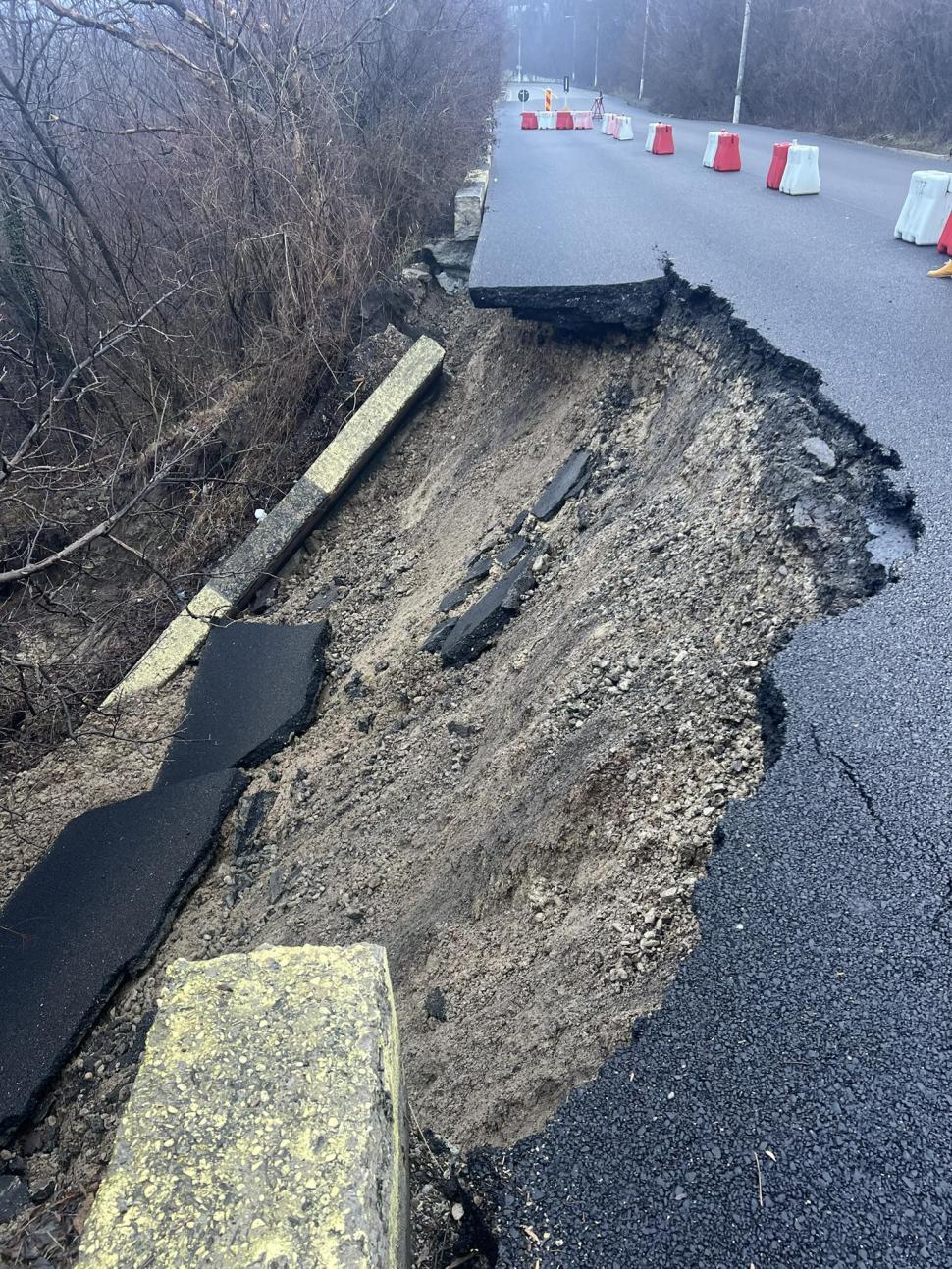 O bandă de circulație a DJ 101R s-a prăbușit la Câmpina: „Drumul este închis în totalitate, pe ambele sensuri de mers” 1041492