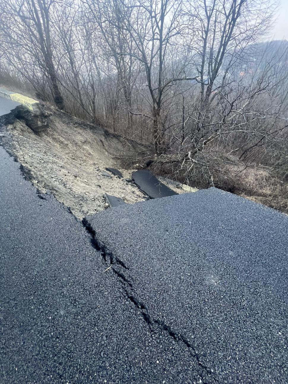 O bandă de circulație a DJ 101R s-a prăbușit la Câmpina: „Drumul este închis în totalitate, pe ambele sensuri de mers” 1041493