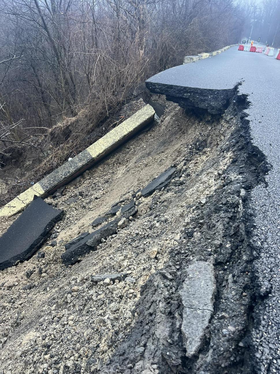 O bandă de circulație a DJ 101R s-a prăbușit la Câmpina: „Drumul este închis în totalitate, pe ambele sensuri de mers” 1041495