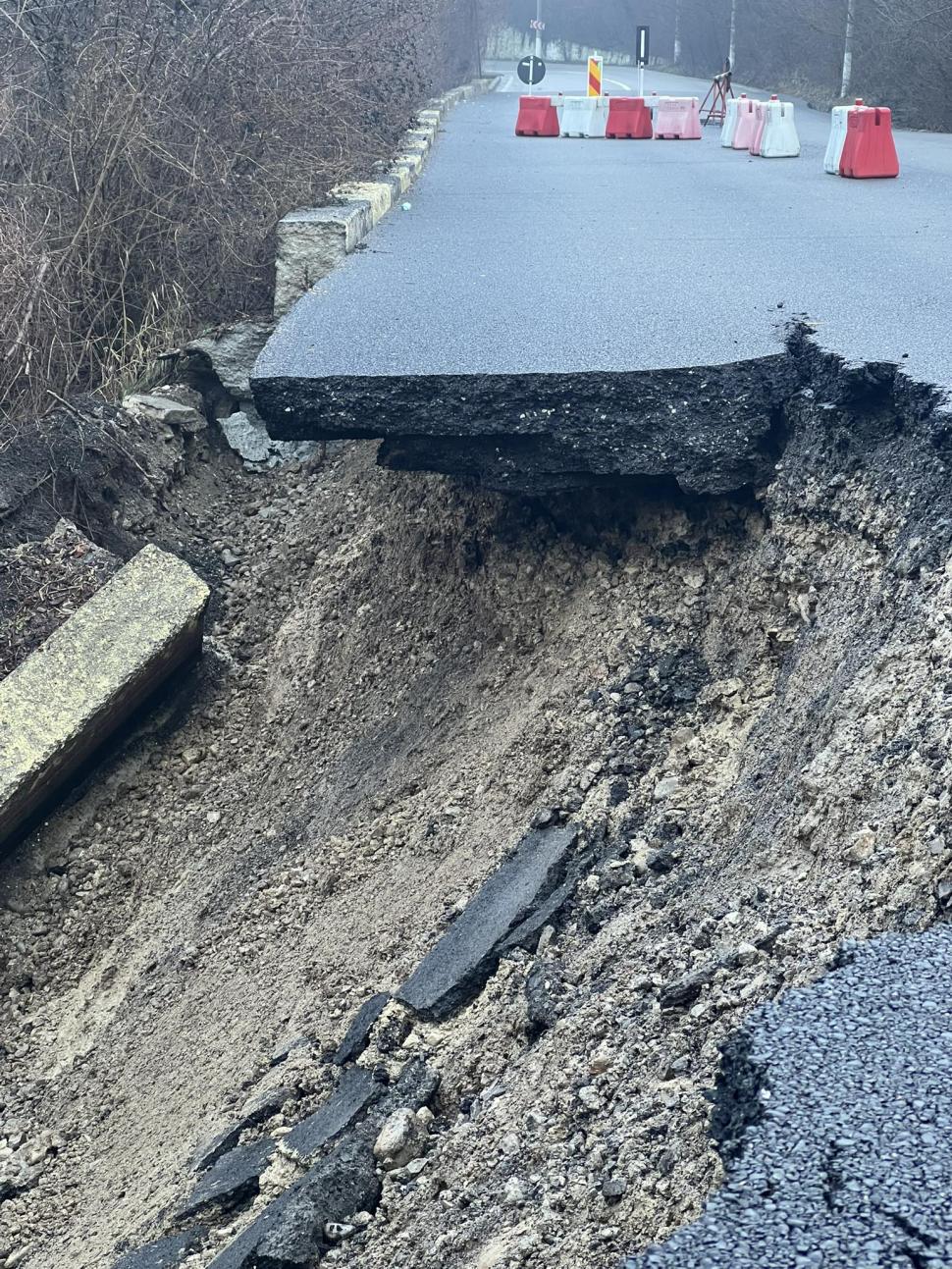 O bandă de circulație a DJ 101R s-a prăbușit la Câmpina: „Drumul este închis în totalitate, pe ambele sensuri de mers” 1041496