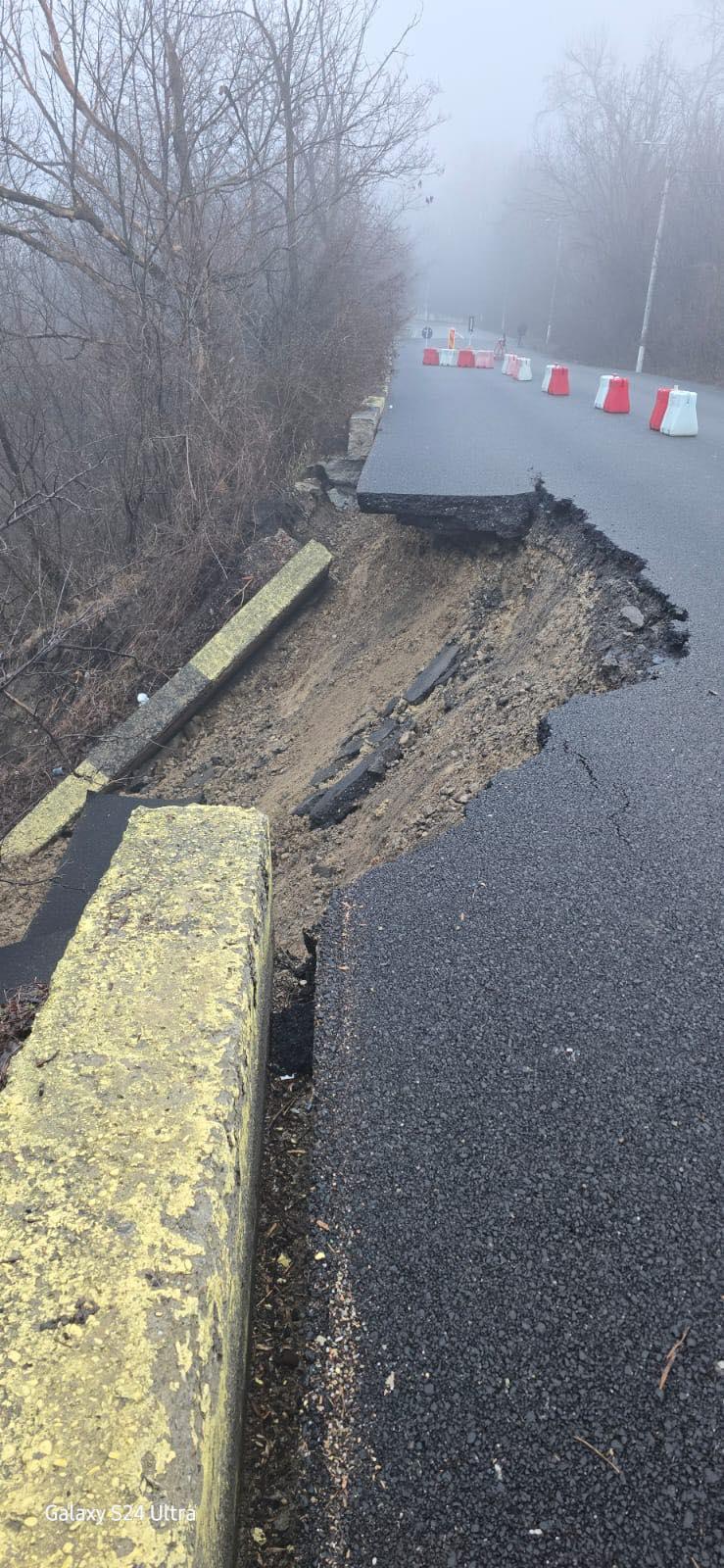 O bandă de circulație a DJ 101R s-a prăbușit la Câmpina: „Drumul este închis în totalitate, pe ambele sensuri de mers” 1041498