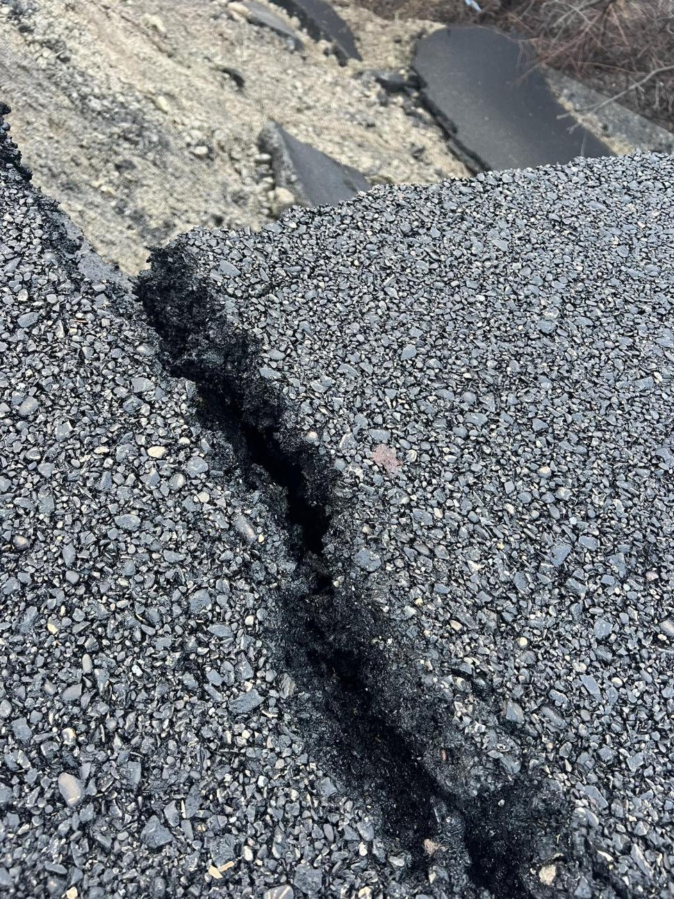 O bandă de circulație a DJ 101R s-a prăbușit la Câmpina: „Drumul este închis în totalitate, pe ambele sensuri de mers” 1041499