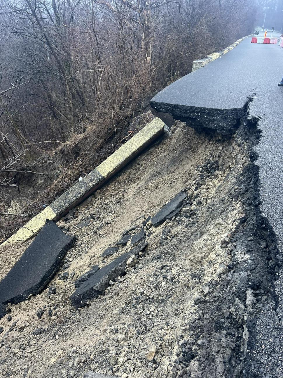 O bandă de circulație a DJ 101R s-a prăbușit la Câmpina: „Drumul este închis în totalitate, pe ambele sensuri de mers” 1041500