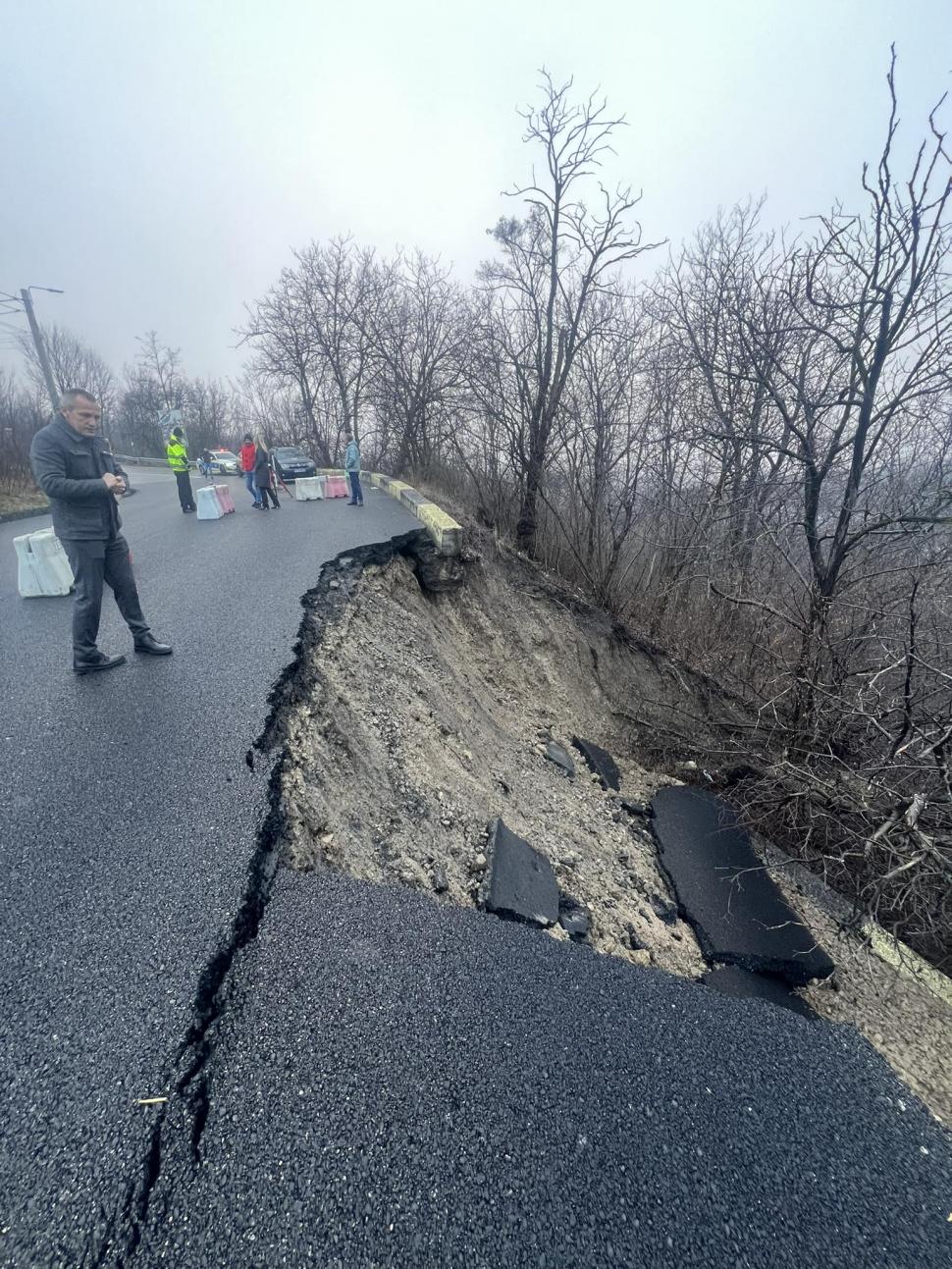 O bandă de circulație a DJ 101R s-a prăbușit la Câmpina: „Drumul este închis în totalitate, pe ambele sensuri de mers” 1041503