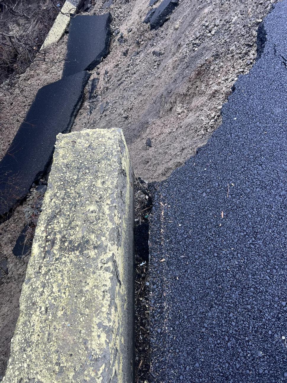 O bandă de circulație a DJ 101R s-a prăbușit la Câmpina: „Drumul este închis în totalitate, pe ambele sensuri de mers” 1041504