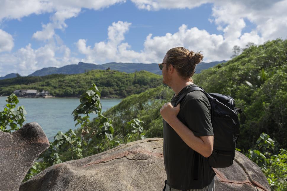 Bărbatul care a cumpărat o insulă pustie cu 9.000 € și a transformat-o în refugiu anti bogați. A refuzat să o vândă cu 50 milioane $ 1041885