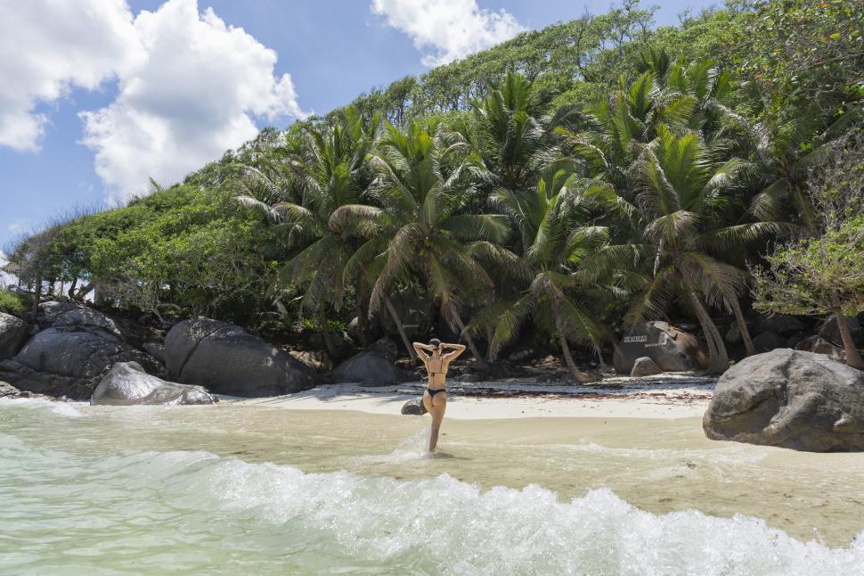 Bărbatul care a cumpărat o insulă pustie cu 9.000 € și a transformat-o în refugiu anti bogați. A refuzat să o vândă cu 50 milioane $ 1041888