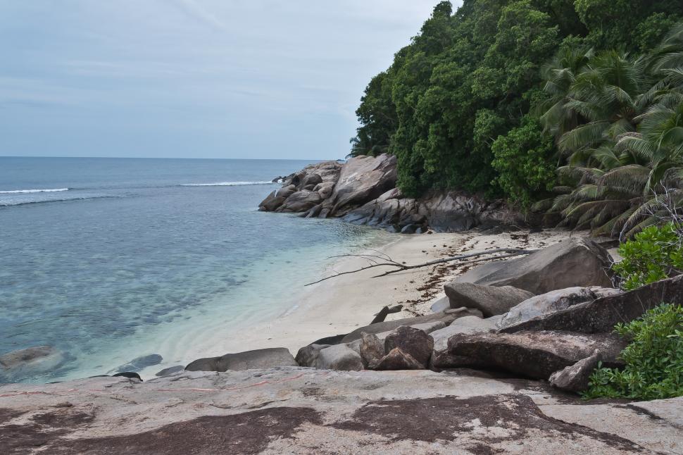 Bărbatul care a cumpărat o insulă pustie cu 9.000 € și a transformat-o în refugiu anti bogați. A refuzat să o vândă cu 50 milioane $ 1041890