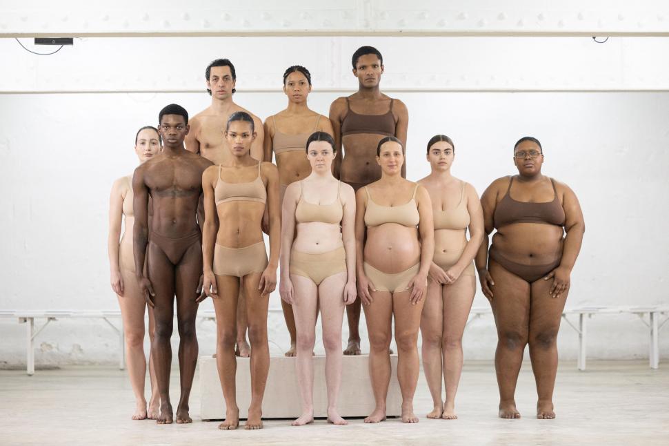 Femei acoperite cu „haine” din păr uman sau cu lenjeria „îmblănită” la vedere: Cele mai bizare ținute de la Paris Fashion Week 2026 1042321