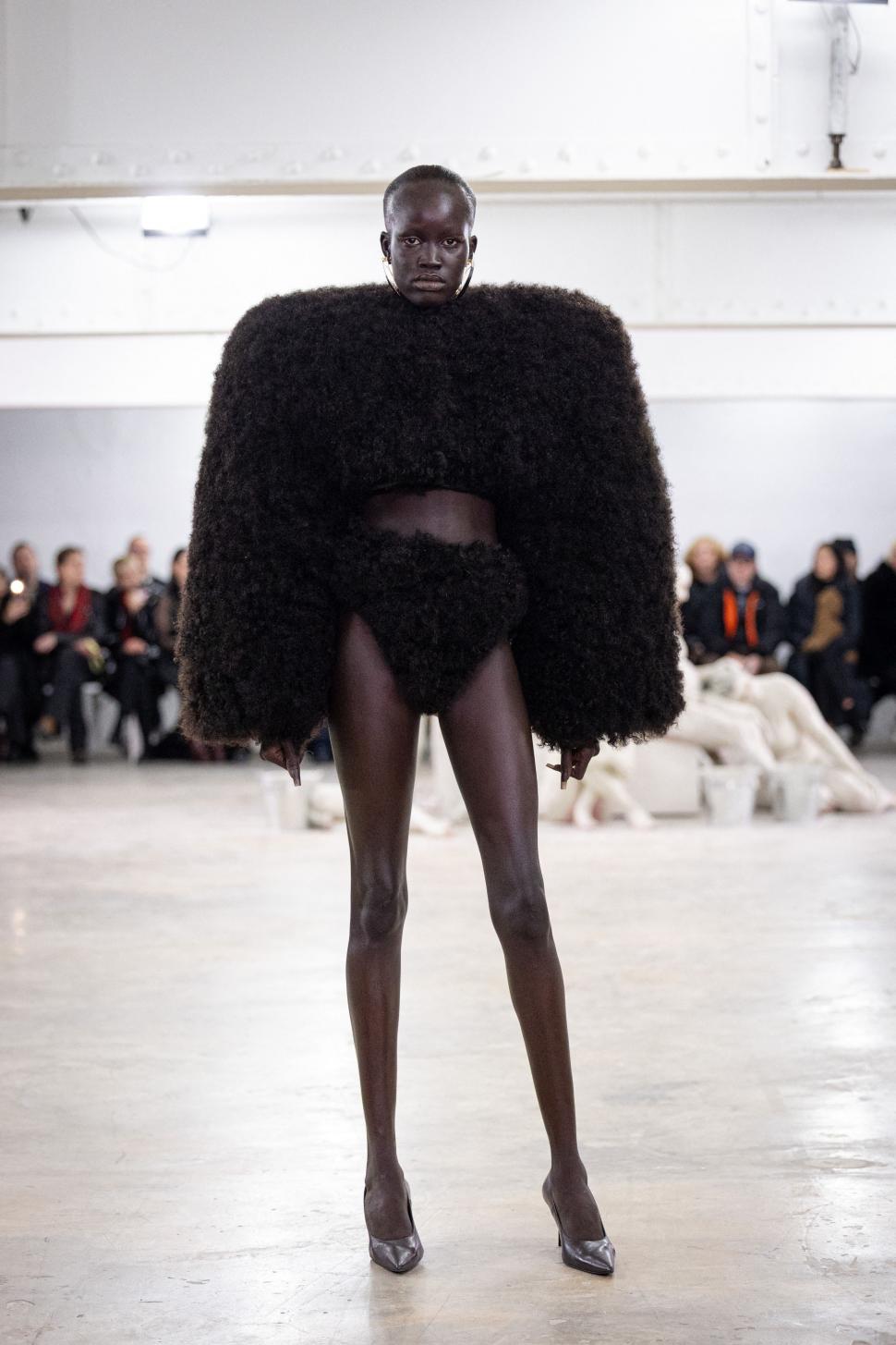 Femei acoperite cu „haine” din păr uman sau cu lenjeria „îmblănită” la vedere: Cele mai bizare ținute de la Paris Fashion Week 2026 1042322