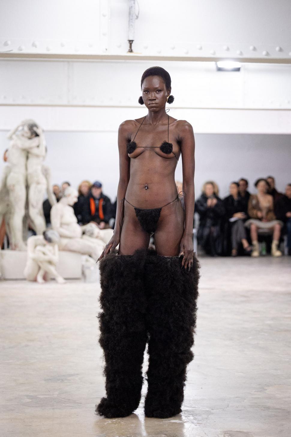 Femei acoperite cu „haine” din păr uman sau cu lenjeria „îmblănită” la vedere: Cele mai bizare ținute de la Paris Fashion Week 2026 1042324