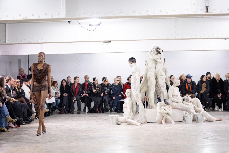 Femei acoperite cu „haine” din păr uman sau cu lenjeria „îmblănită” la vedere: Cele mai bizare ținute de la Paris Fashion Week 2026 1042326