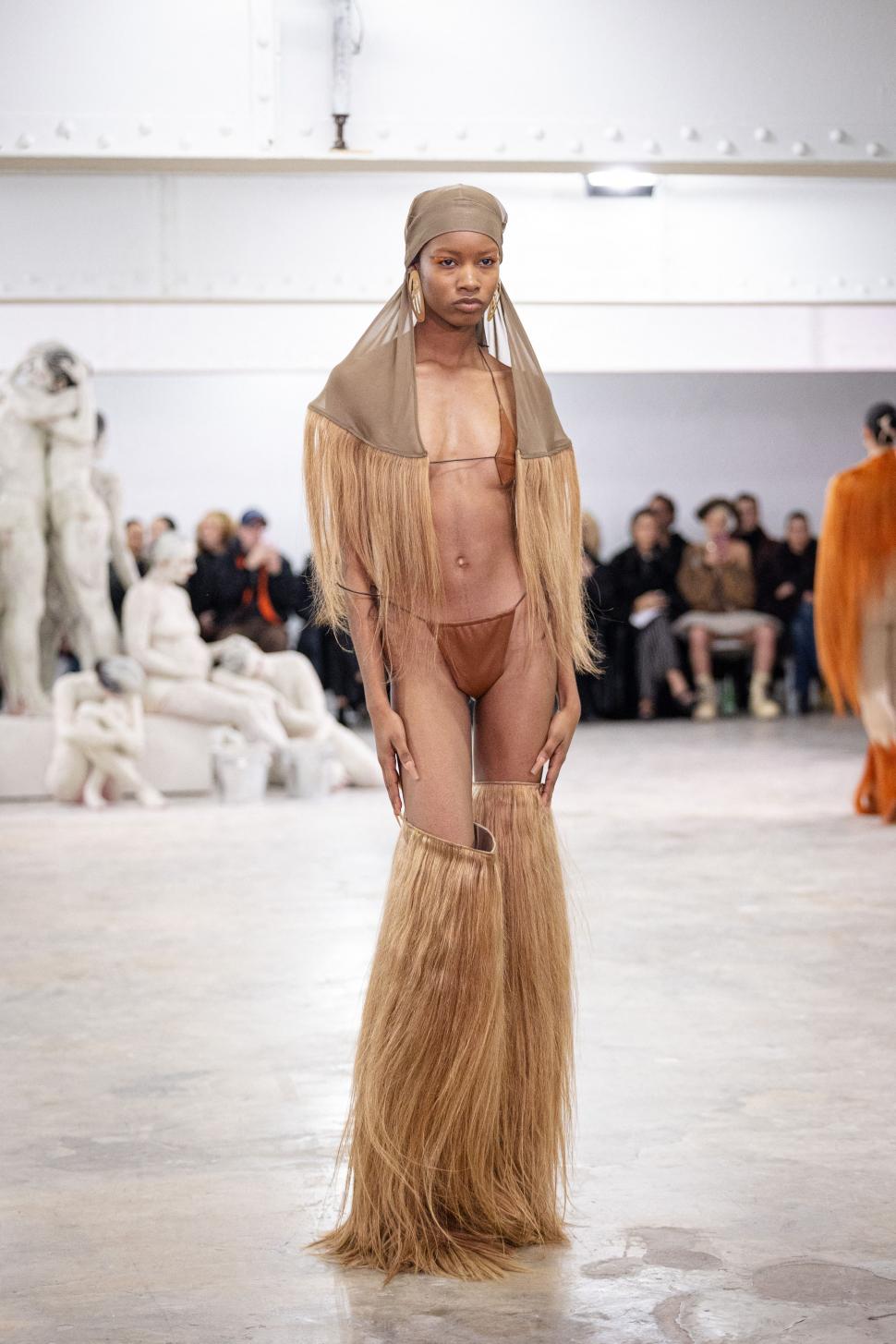 Femei acoperite cu „haine” din păr uman sau cu lenjeria „îmblănită” la vedere: Cele mai bizare ținute de la Paris Fashion Week 2026 1042327