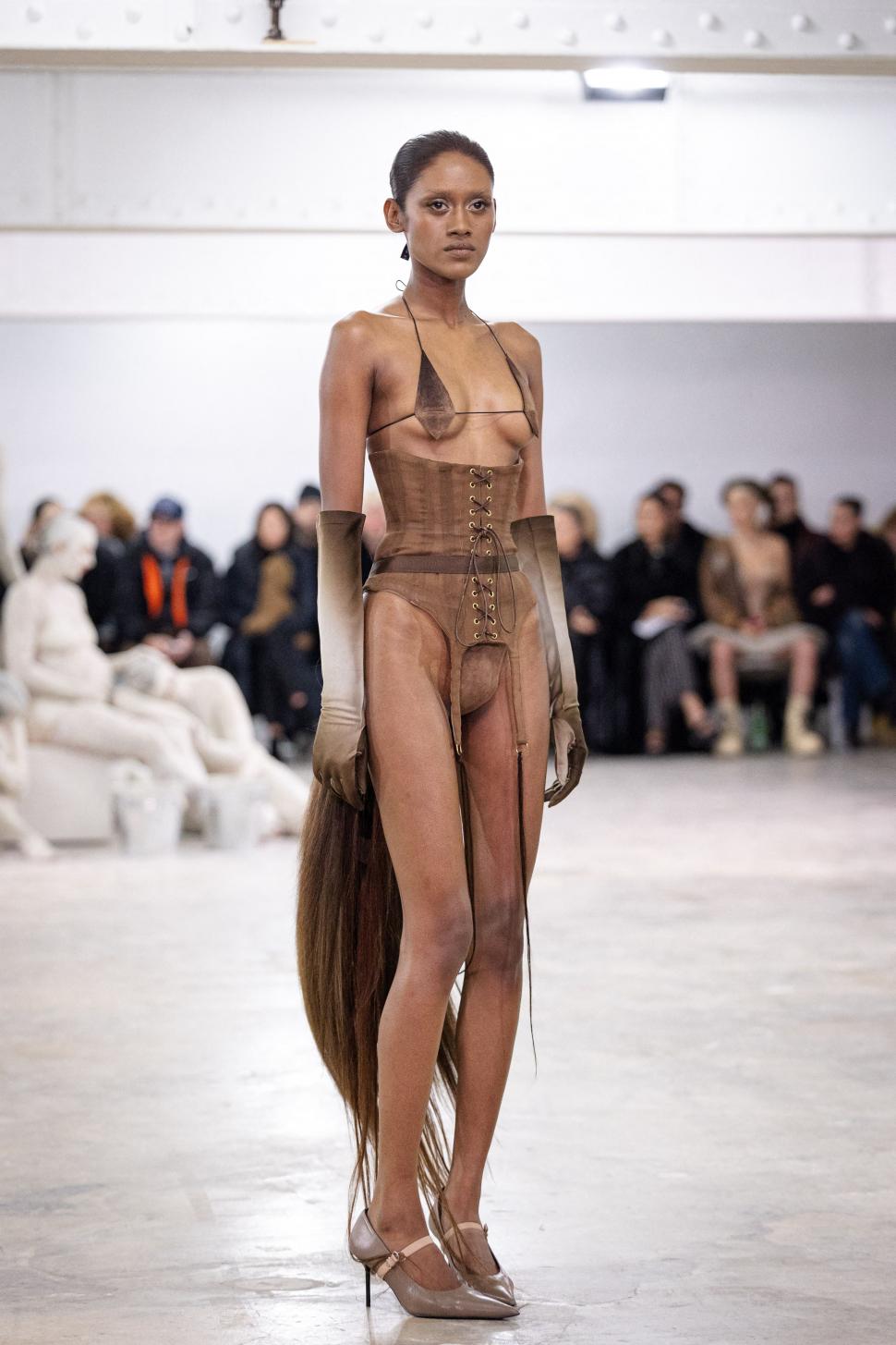 Femei acoperite cu „haine” din păr uman sau cu lenjeria „îmblănită” la vedere: Cele mai bizare ținute de la Paris Fashion Week 2026 1042329