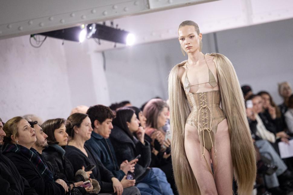 Femei acoperite cu „haine” din păr uman sau cu lenjeria „îmblănită” la vedere: Cele mai bizare ținute de la Paris Fashion Week 2026 1042330