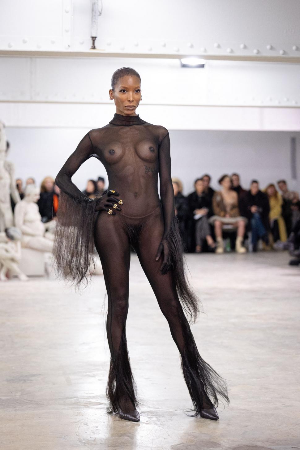 Femei acoperite cu „haine” din păr uman sau cu lenjeria „îmblănită” la vedere: Cele mai bizare ținute de la Paris Fashion Week 2026 1042331