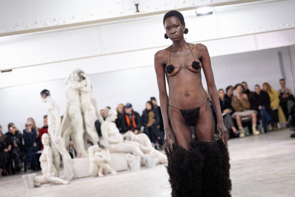Femei acoperite cu „haine” din păr uman sau cu lenjeria „îmblănită” la vedere: Cele mai bizare ținute de la Paris Fashion Week 2026 1042332