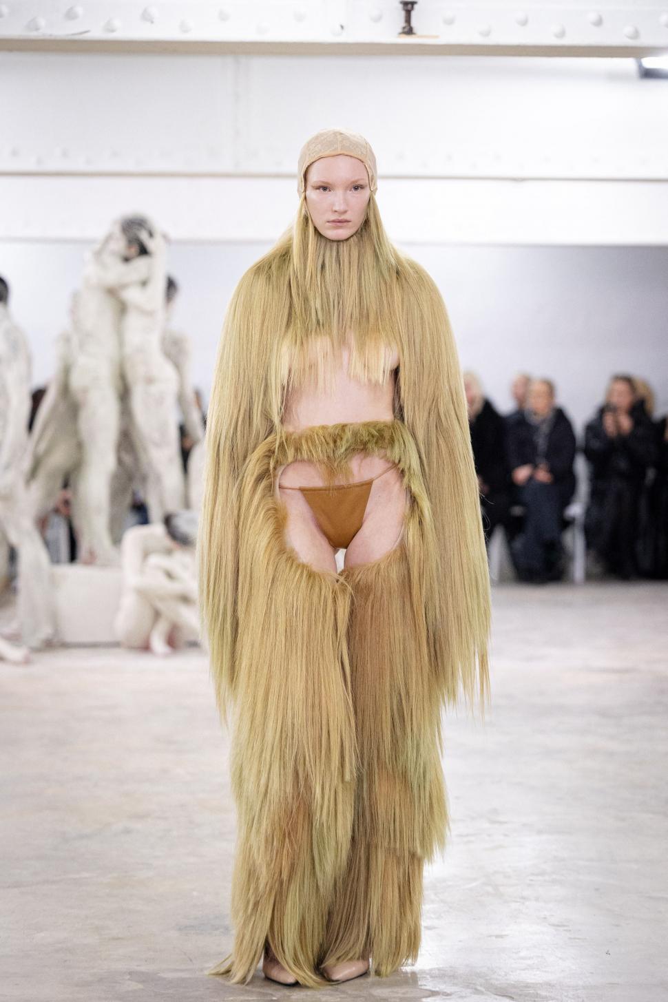 Femei acoperite cu „haine” din păr uman sau cu lenjeria „îmblănită” la vedere: Cele mai bizare ținute de la Paris Fashion Week 2026 1042333