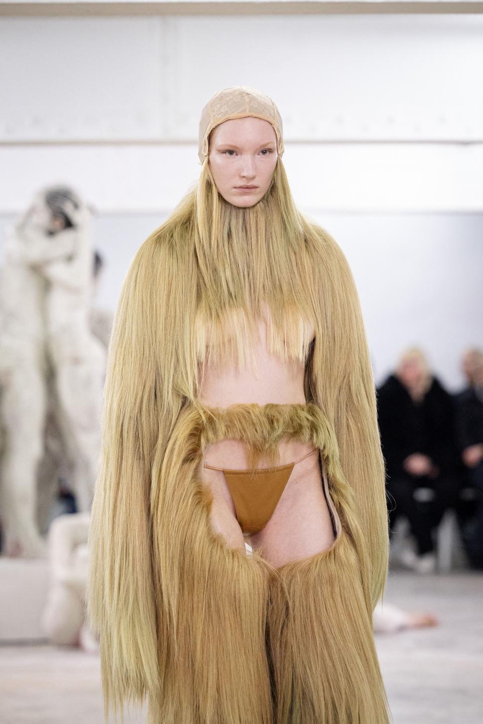 Femei acoperite cu „haine” din păr uman sau cu lenjeria „îmblănită” la vedere: Cele mai bizare ținute de la Paris Fashion Week 2026 1042334
