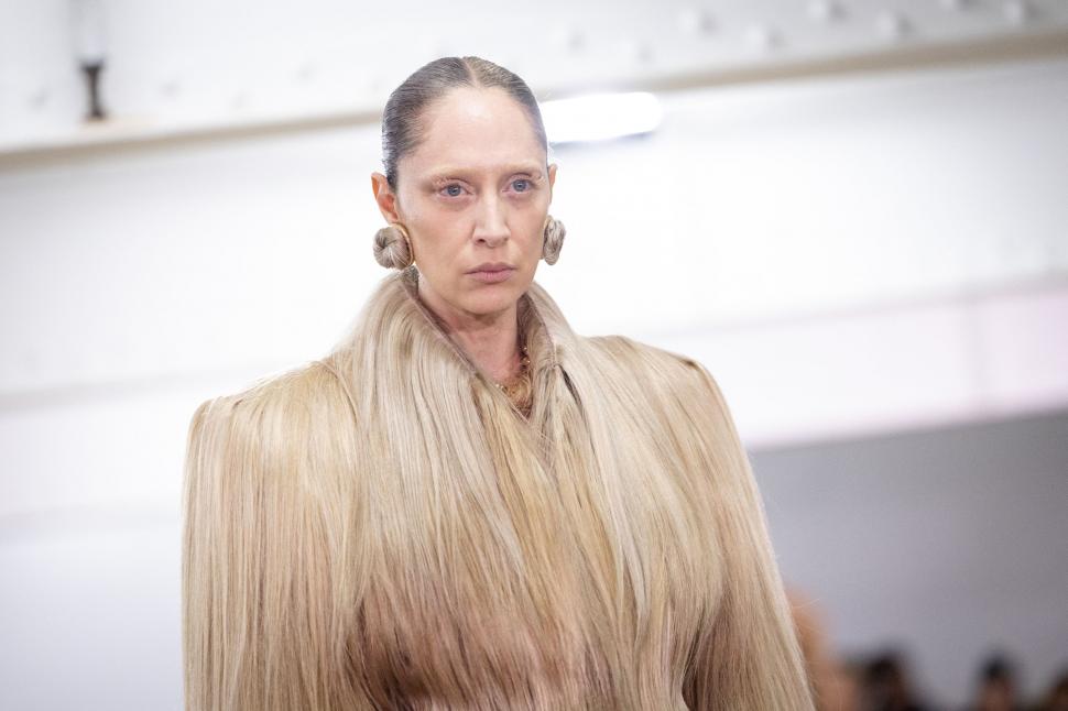 Femei acoperite cu „haine” din păr uman sau cu lenjeria „îmblănită” la vedere: Cele mai bizare ținute de la Paris Fashion Week 2026 1042336