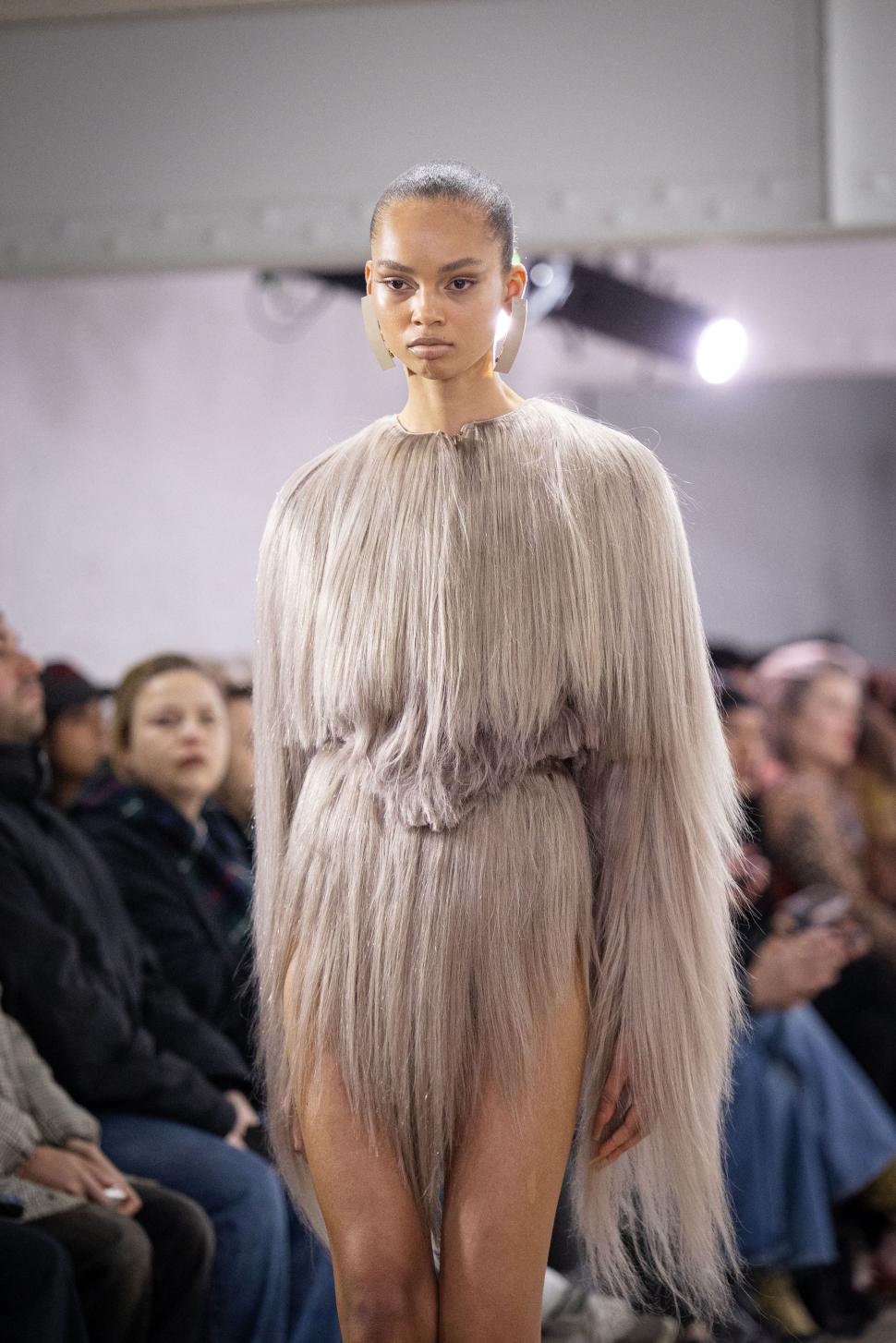 Femei acoperite cu „haine” din păr uman sau cu lenjeria „îmblănită” la vedere: Cele mai bizare ținute de la Paris Fashion Week 2026 1042337