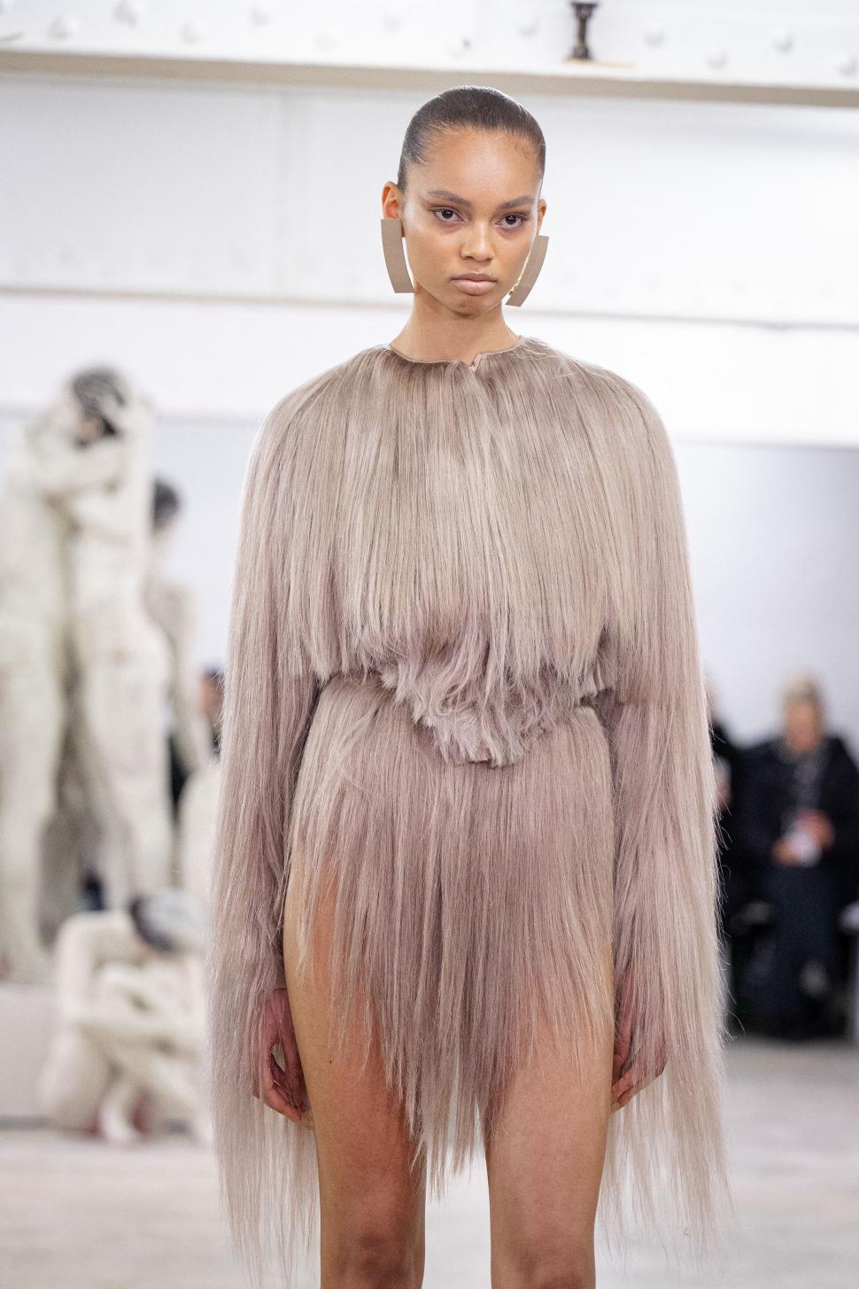 Femei acoperite cu „haine” din păr uman sau cu lenjeria „îmblănită” la vedere: Cele mai bizare ținute de la Paris Fashion Week 2026 1042338