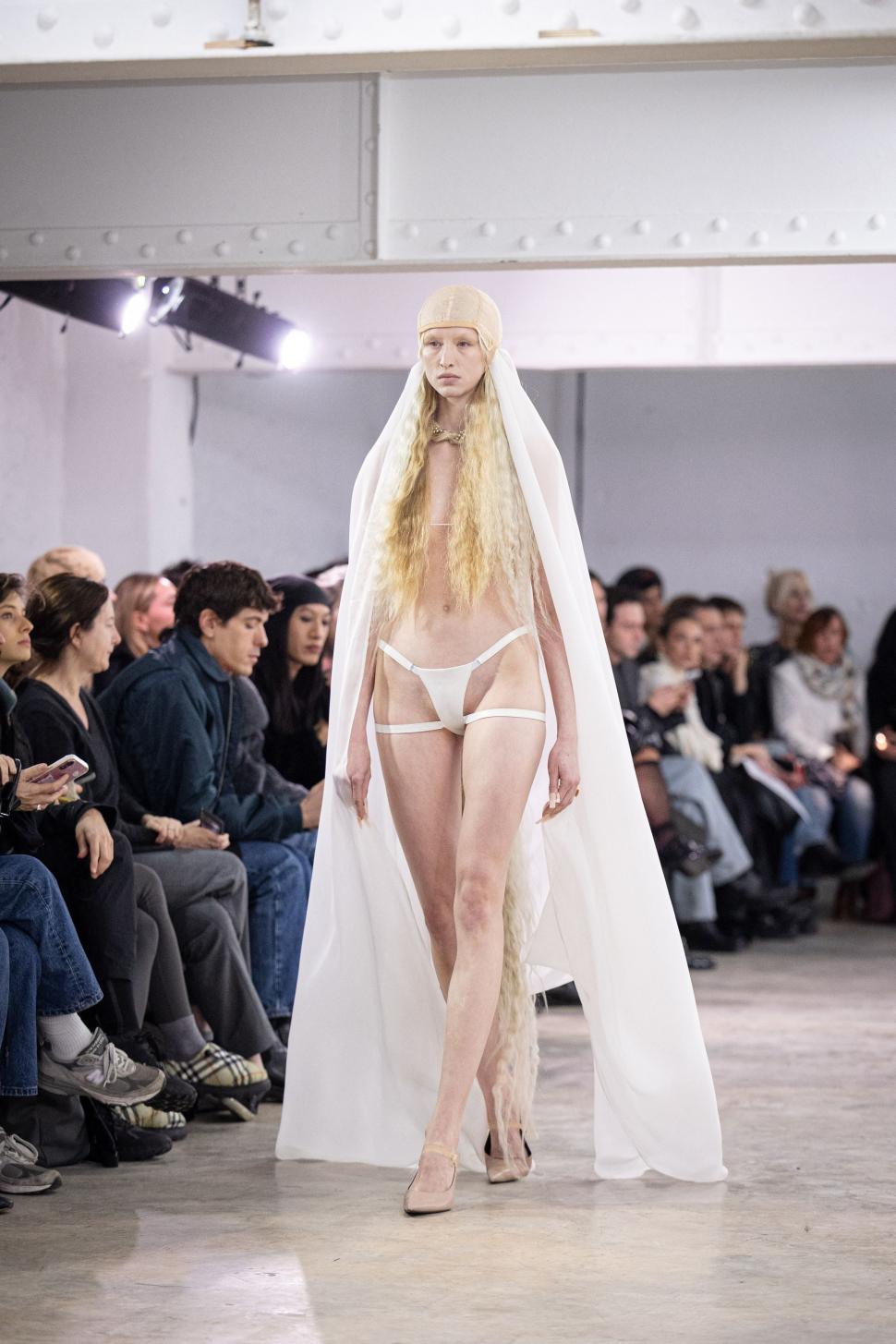 Femei acoperite cu „haine” din păr uman sau cu lenjeria „îmblănită” la vedere: Cele mai bizare ținute de la Paris Fashion Week 2026 1042339