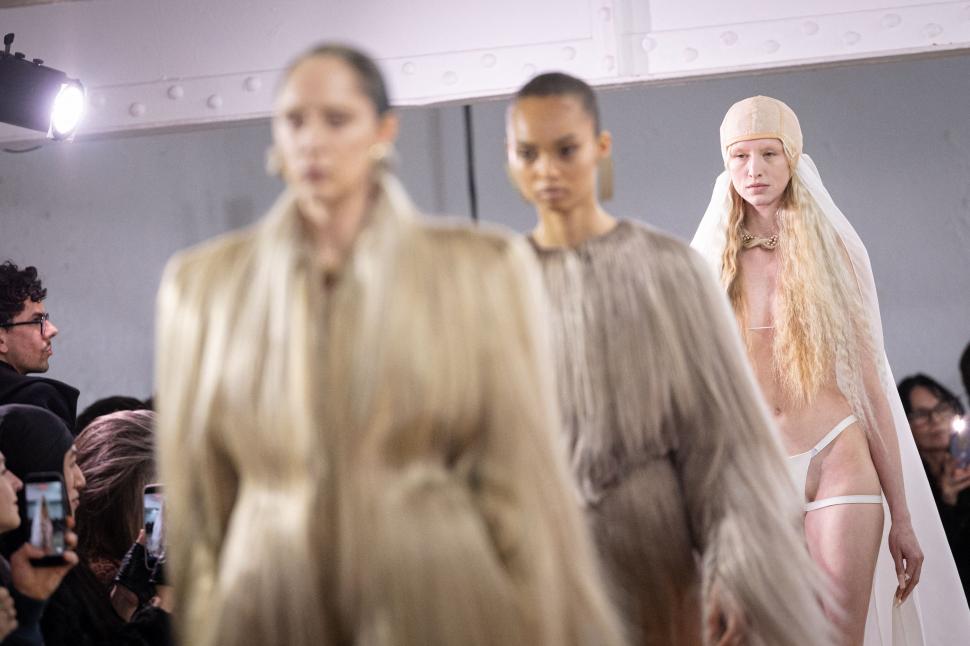 Femei acoperite cu „haine” din păr uman sau cu lenjeria „îmblănită” la vedere: Cele mai bizare ținute de la Paris Fashion Week 2026 1042340