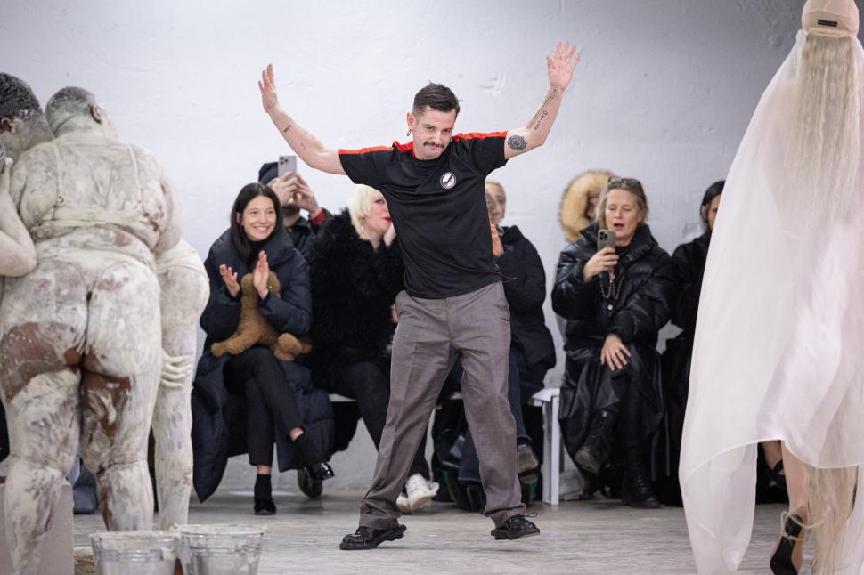 Femei acoperite cu „haine” din păr uman sau cu lenjeria „îmblănită” la vedere: Cele mai bizare ținute de la Paris Fashion Week 2026 1042341