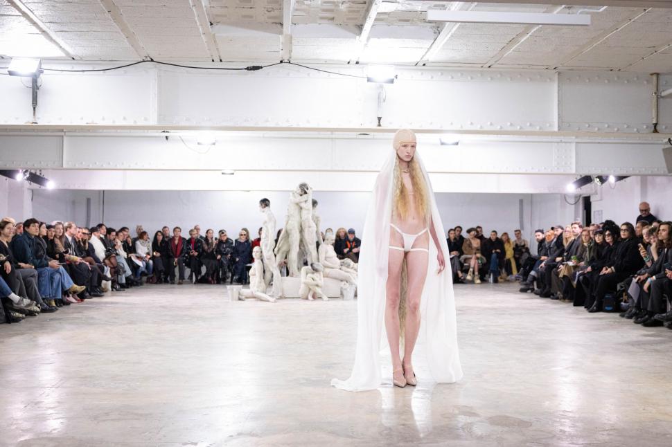Femei acoperite cu „haine” din păr uman sau cu lenjeria „îmblănită” la vedere: Cele mai bizare ținute de la Paris Fashion Week 2026 1042342