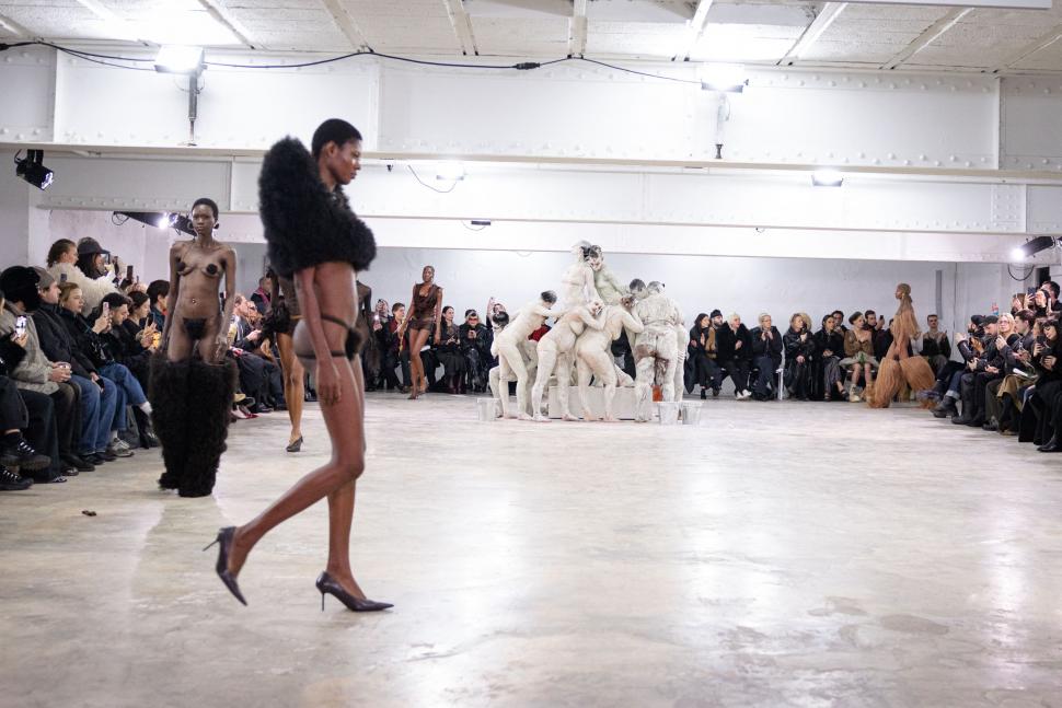 Femei acoperite cu „haine” din păr uman sau cu lenjeria „îmblănită” la vedere: Cele mai bizare ținute de la Paris Fashion Week 2026 1042343