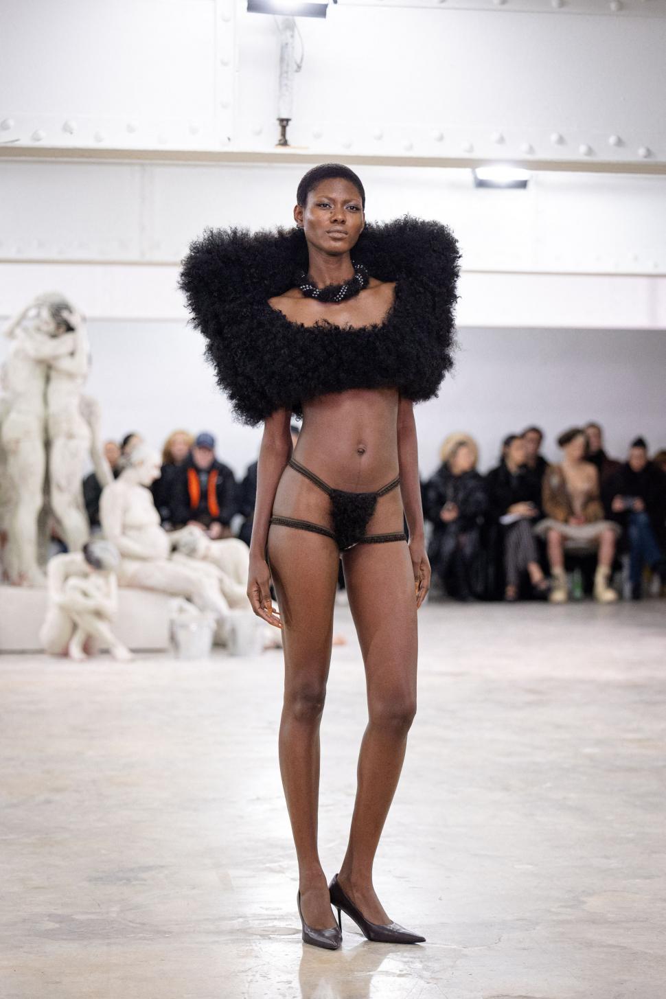 Femei acoperite cu „haine” din păr uman sau cu lenjeria „îmblănită” la vedere: Cele mai bizare ținute de la Paris Fashion Week 2026 1042344